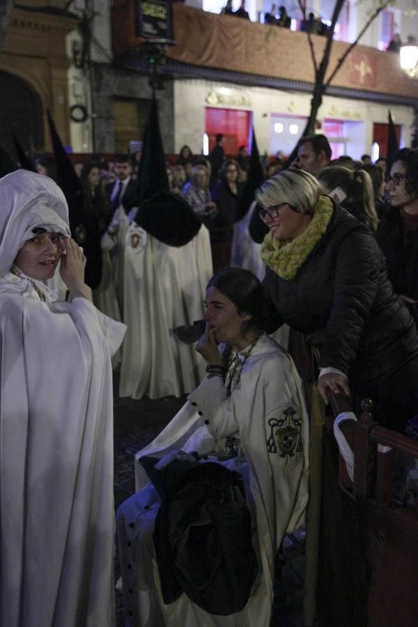 Las carreras y avalanchas enturbian la Madrugada de Sevilla 2017