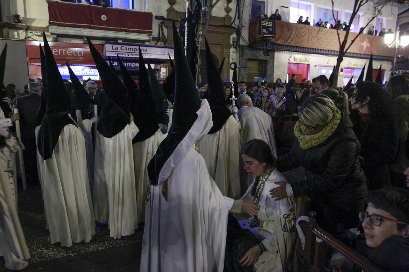 Las carreras y avalanchas enturbian la Madrugada de Sevilla 2017