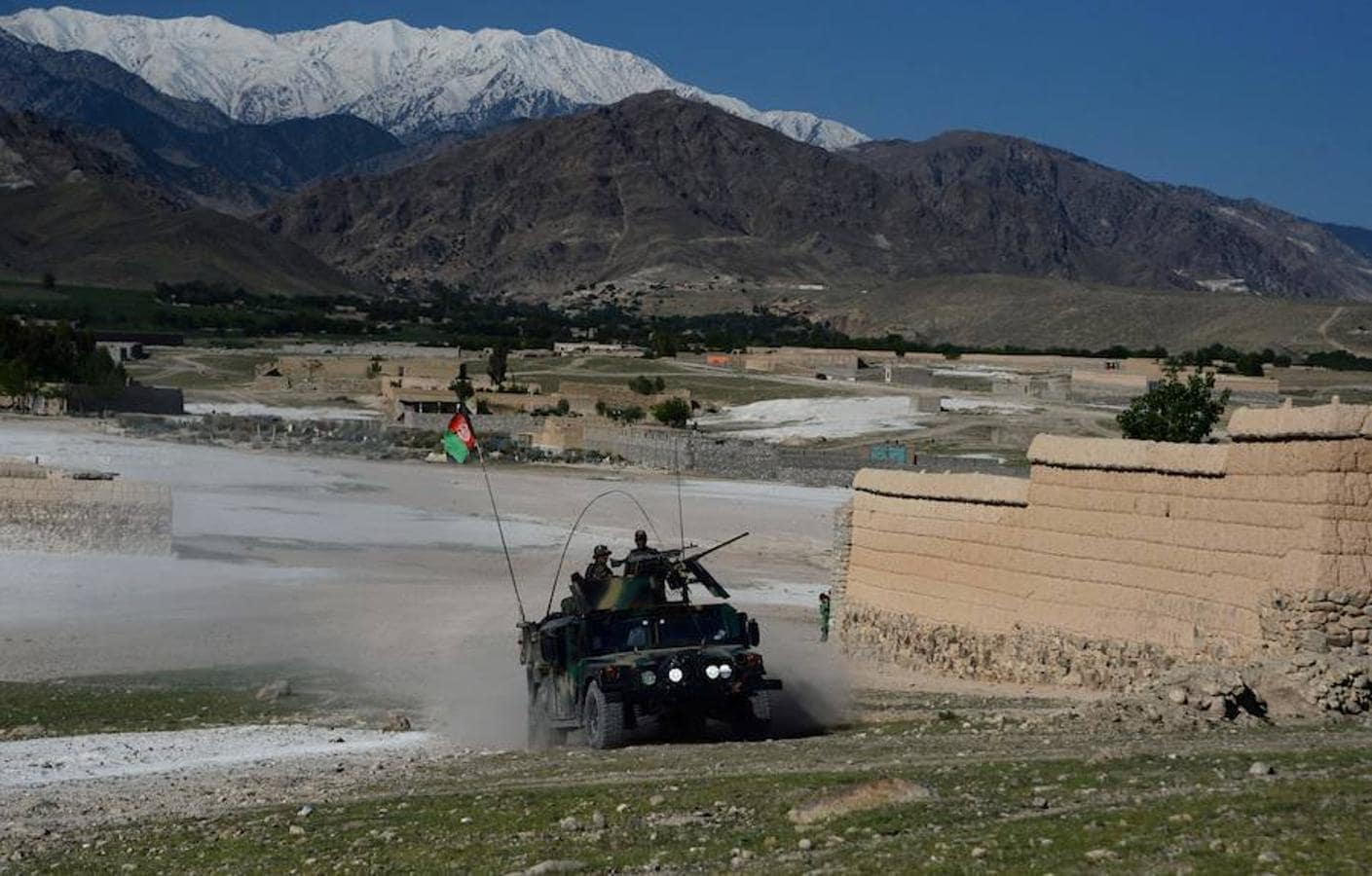 Las fuerzas de seguridad afganas se posicionan en la zona en la que impactó la bomba de Estados Unidos