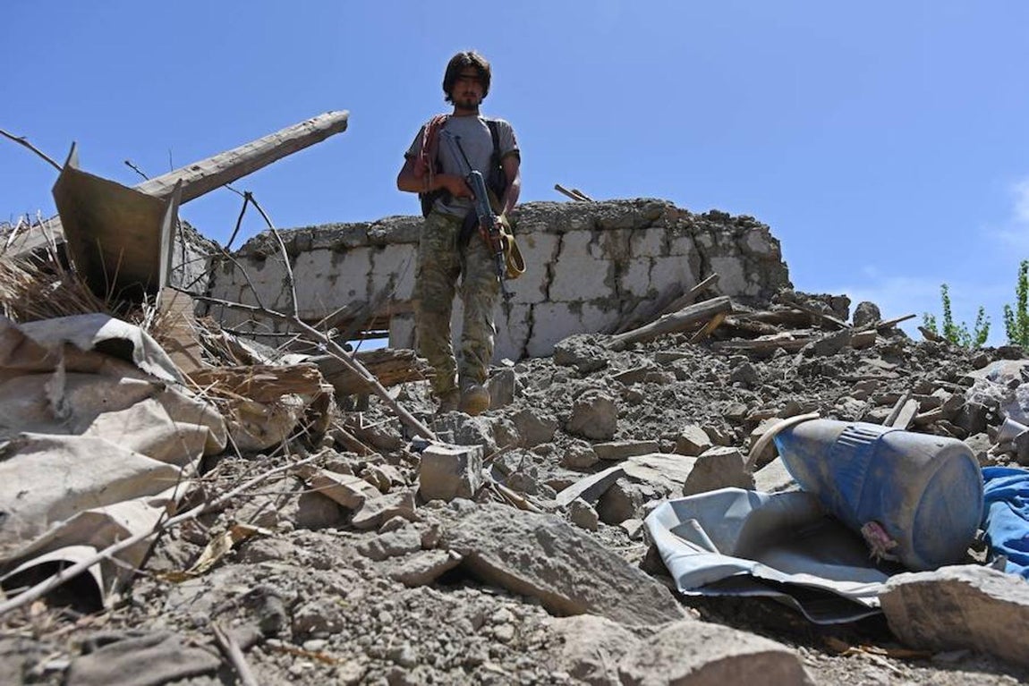 Un afgano revisa el lugar de la explosión. 