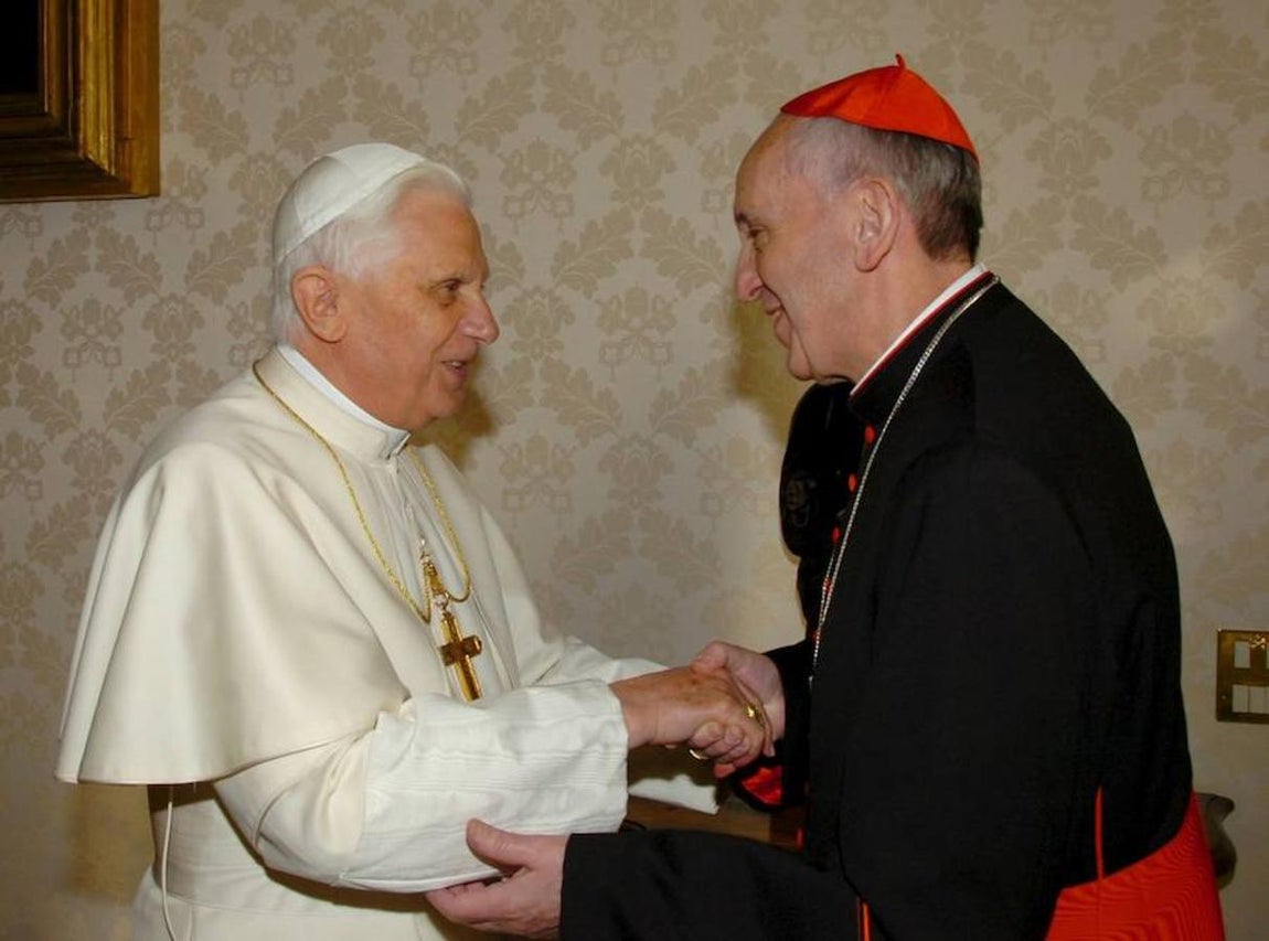 El papa Benedicto XVI (i) saluda al cardenal arzobispo de Buenos Aires, Jorge Mario Bergoglio, durante su encuentro en la Biblioteca Privada del Sumo Pontífice en el Vaticano el13 de enero de 2007. 