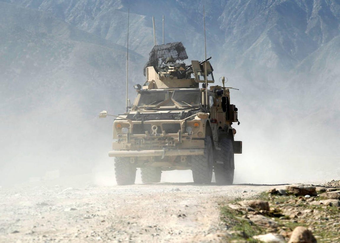 Los vehículos estadounidenses patrullan cerca del lugar de la explosión. 