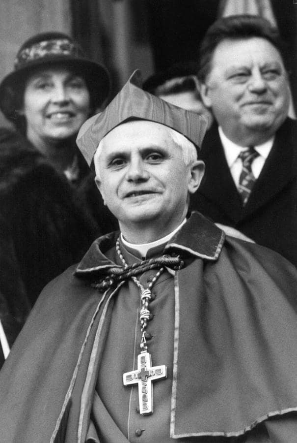 Foto de archivo, tomada el 28 de febrero de 1982, del arzobispo de Munich Joseph Ratzinger, en Munich. Ratzinger fue elegido hoy martes 19 de abril nuevo Papa, con el nombre de Benedicto XVI