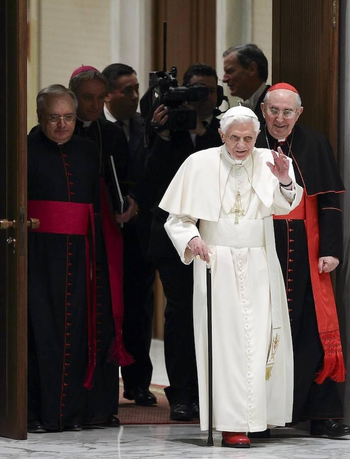 El papa Benedicto XVI llega al Aula Pablo VI apoyado en un bastón durante la reunión que celebró con los sacerdotes de la diócesis de Roma, en la Ciudad del Vaticano, el 14 de febrero de 2013. La cita con los sacerdotes de la diócesis de Roma, prevista desde hace tiempo, adquiría un significado mayor ya que fue la última vez que se reuniría con ellos antes de renunciar al papado, el 28 de febrero de 2013. 