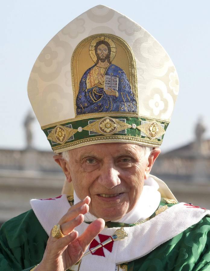 El papa Benedicto XVI, a su llegada a la misa solemne en la apertura del Año de la Fe, en la plaza de San Pedro del Vaticano, el 11 de Octubre de 2012. El papa que es necesario que se reavive en la Iglesia el mismo anhelo que hubo durante el Vaticano II de anunciar a Cristo al hombre de hoy, pero que "para que no se quede en un ideal ni se caiga en la confusión" es necesario apoyarse en los documentos salidos del concilio.. 