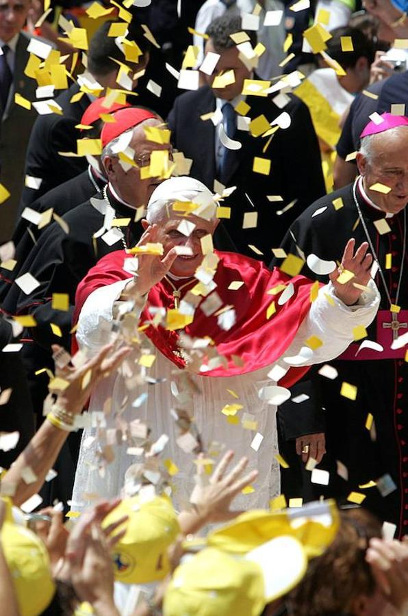 El Papa Benedicto XVI saluda al público congregado en la plaza de la Reina junto a la catedral. Benedicto XVI en su primera visita a España, de dos días de duración, en los queparticiparon en el V Encuentro Mundial de lasFamilias. 