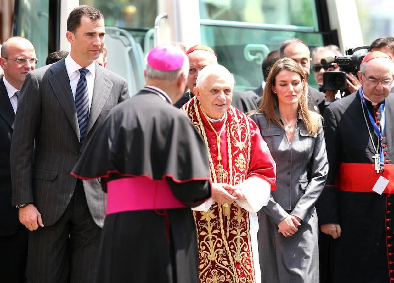 Visita del Papa Benedicto XVI a Valencia para el V Encuentro Mundial de las Familias. El Papa rezó una oración acompañado de los Principes y las autoridades en al estación del metro de Jesús