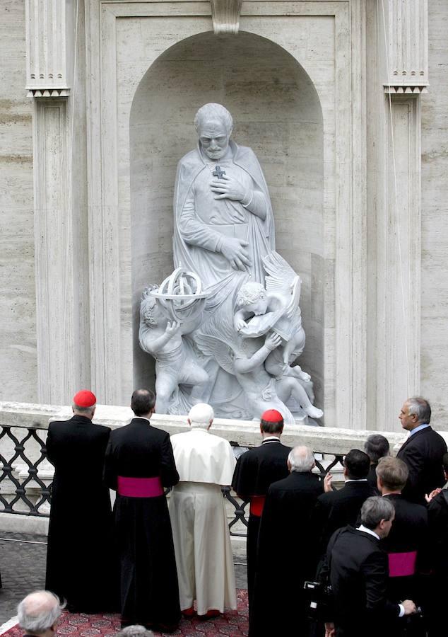 El papa BenedictoXVI bendice la nueva estatua de San Juan de Leonardi antes de la audiencia general que celebró en la plaza de San Pedro del Vaticano