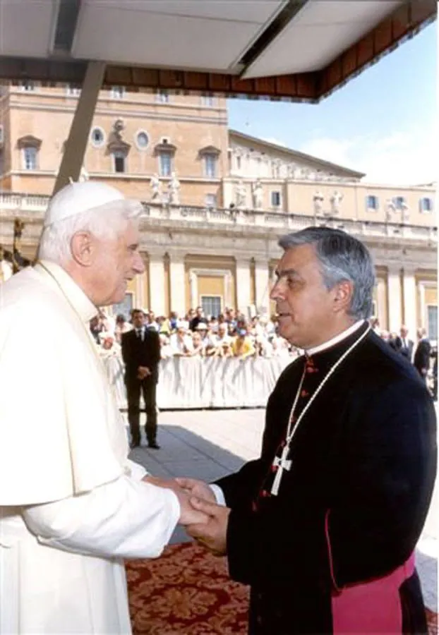 El Papa Benedicto XVI saluda al nuevo obispo de Tenerife, Bernardo Alvarez, al que recibió hoy tras la celebración de la audiencia general de los miércoles en la plaza del Vaticano
