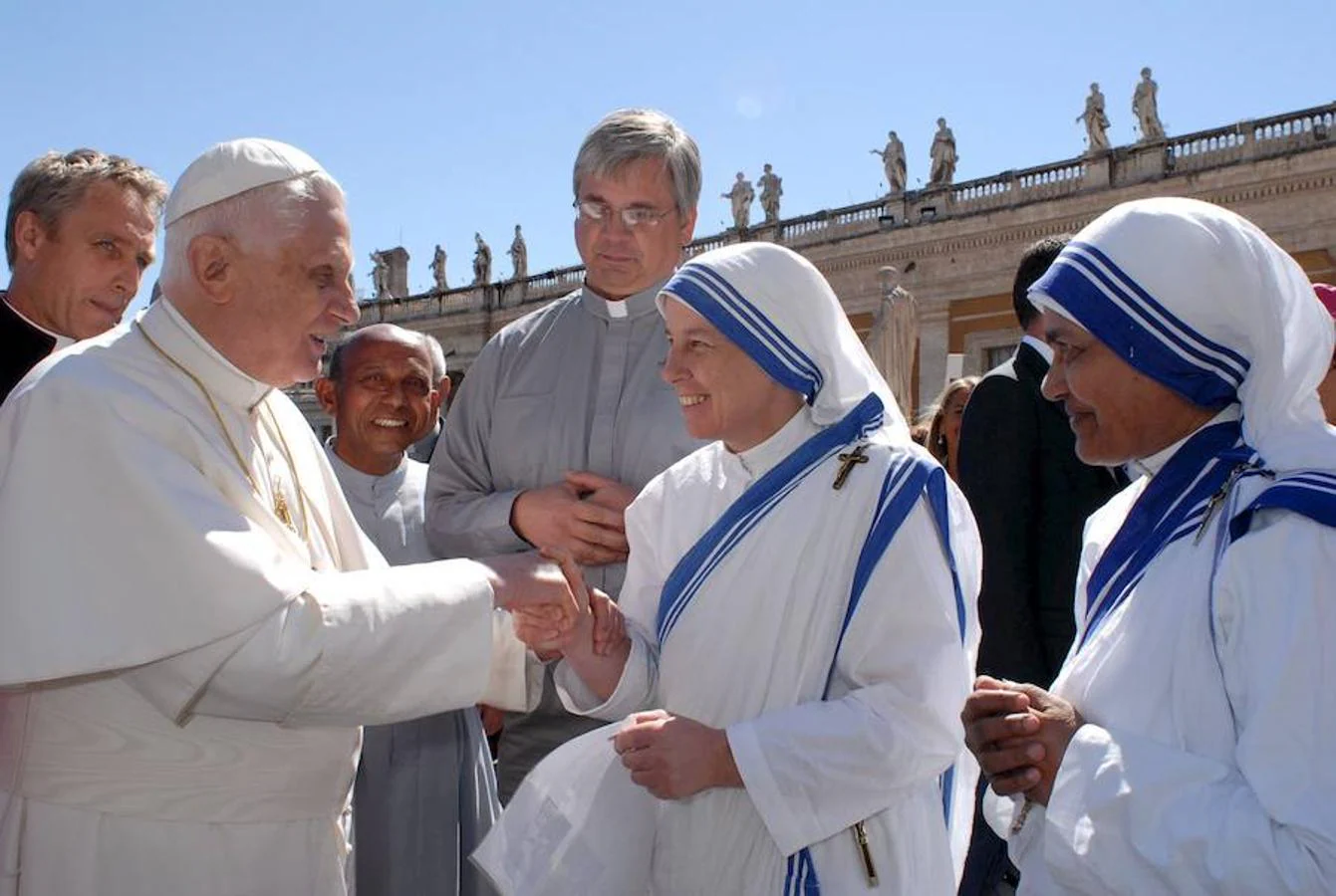 El papa Benedicto XVI da la bienvenida a las hermanas y hermanos de la Caridad, la congregación que fundó Madre Teresa de Calcuta, durante la audiencia general celebrada el 5 de septiembre de 2007 en la Plaza de San Pedro de Ciudad del Vaticano