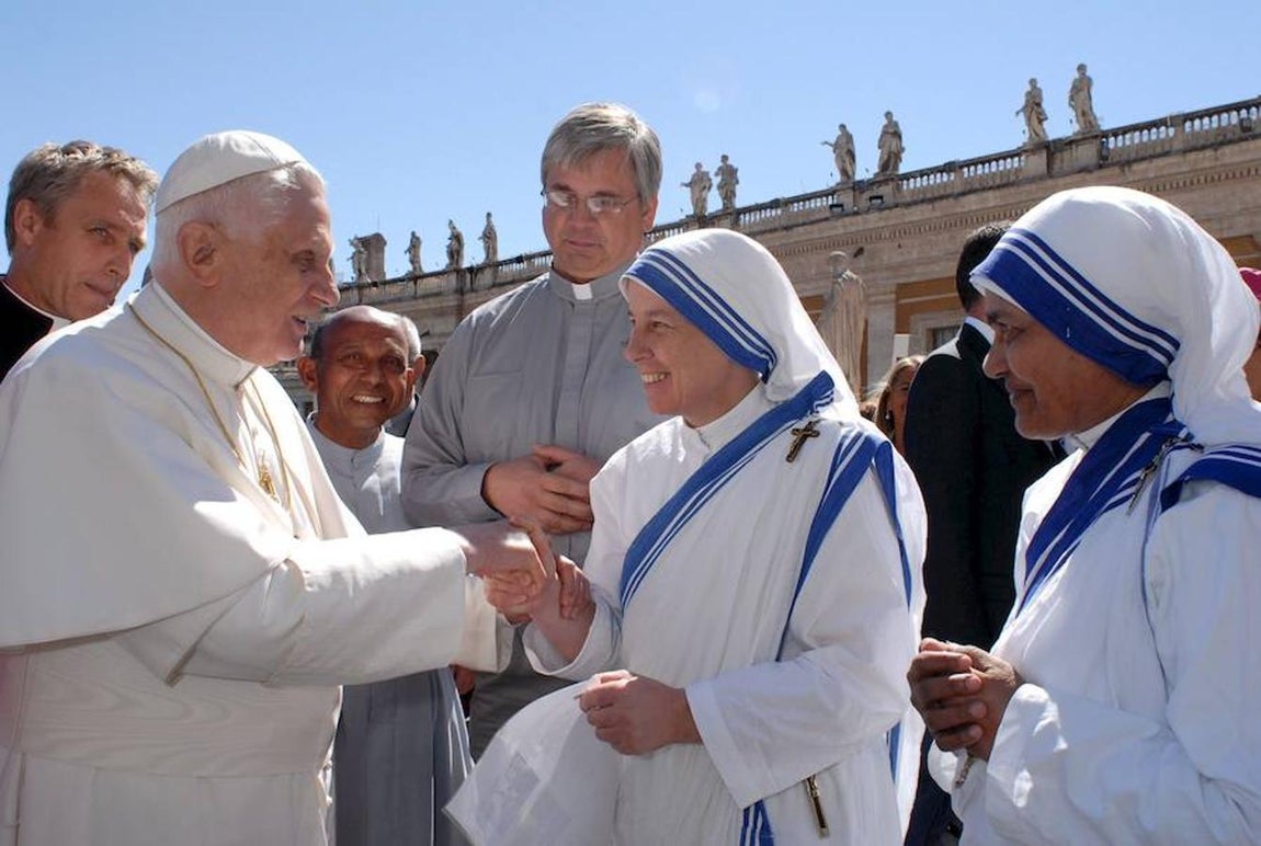El papa Benedicto XVI da la bienvenida a las hermanas y hermanos de la Caridad, la congregación que fundó Madre Teresa de Calcuta, durante la audiencia general celebrada el 5 de septiembre de 2007 en la Plaza de San Pedro de Ciudad del Vaticano. 