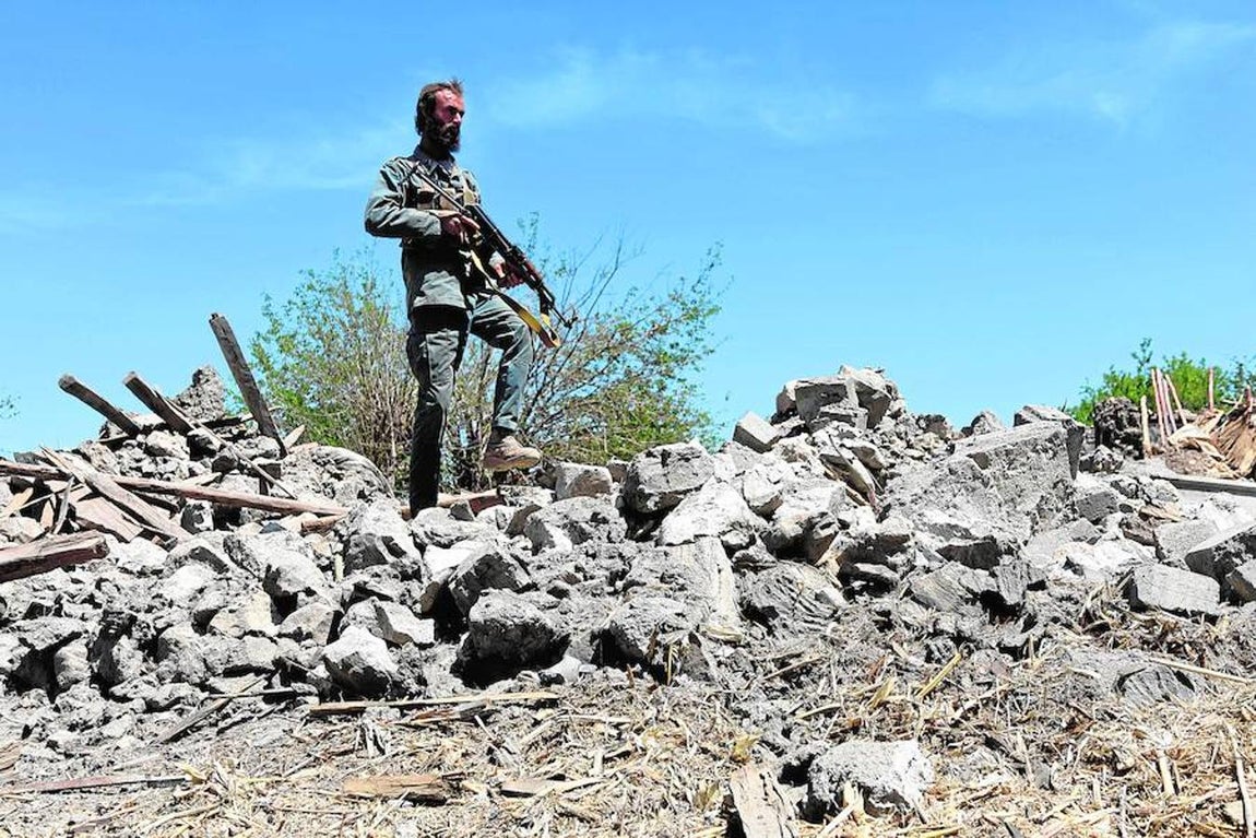 Un miembro de la policía afgana revisa el lugar de la explosión. 