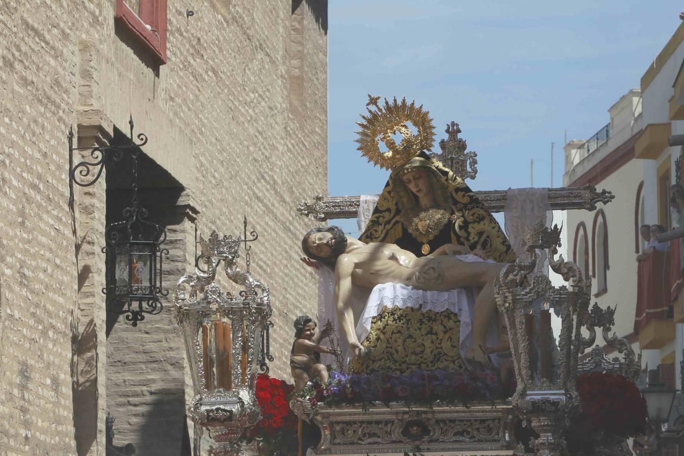 Los Servitas en su salida procesional en el Sábado Santo de la Semana Santa de Sevilla 2017