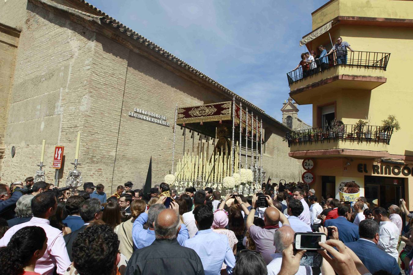 Los Servitas en su salida procesional en el Sábado Santo de la Semana Santa de Sevilla 2017