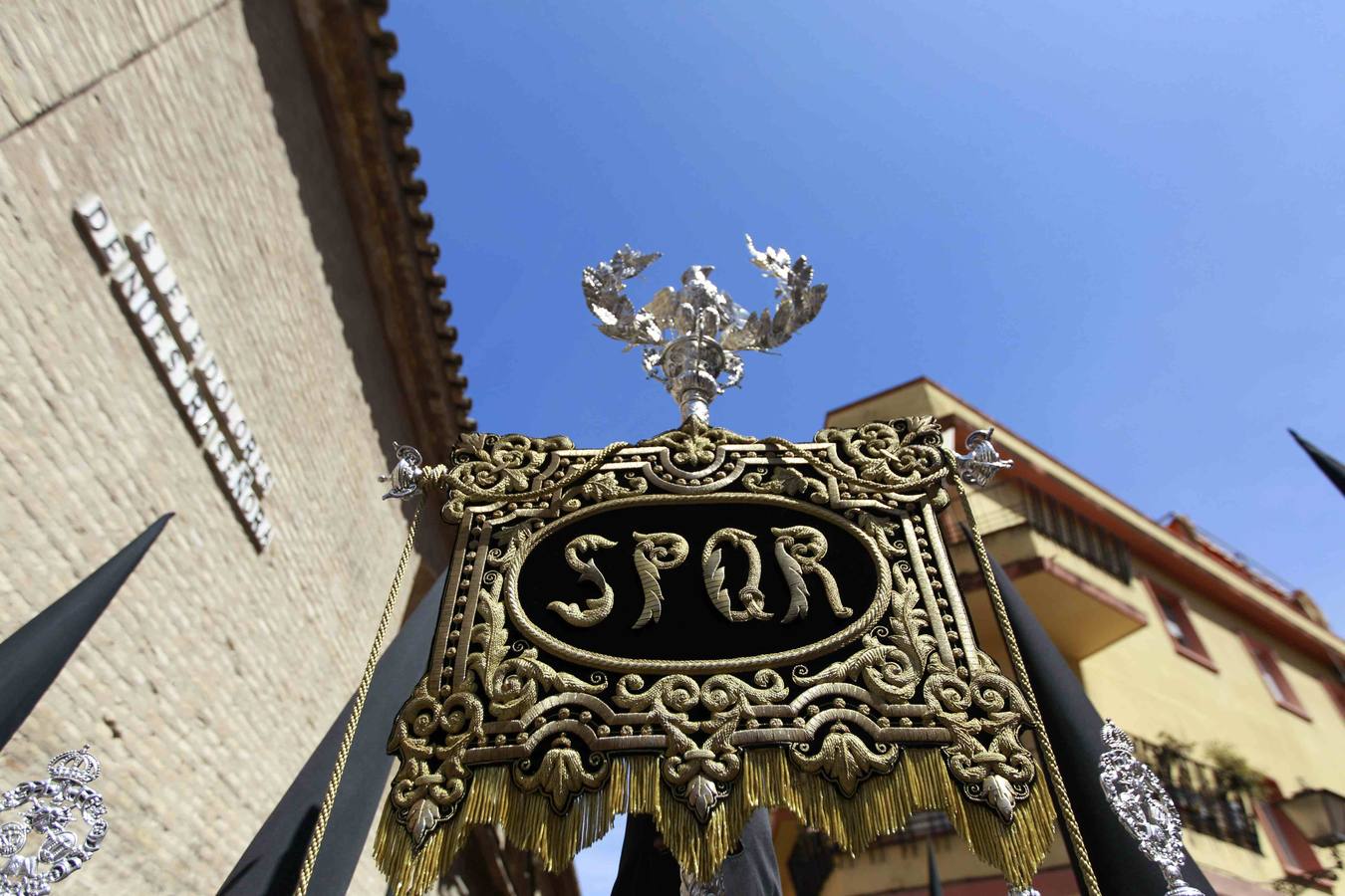 Los Servitas en su salida procesional en el Sábado Santo de la Semana Santa de Sevilla 2017