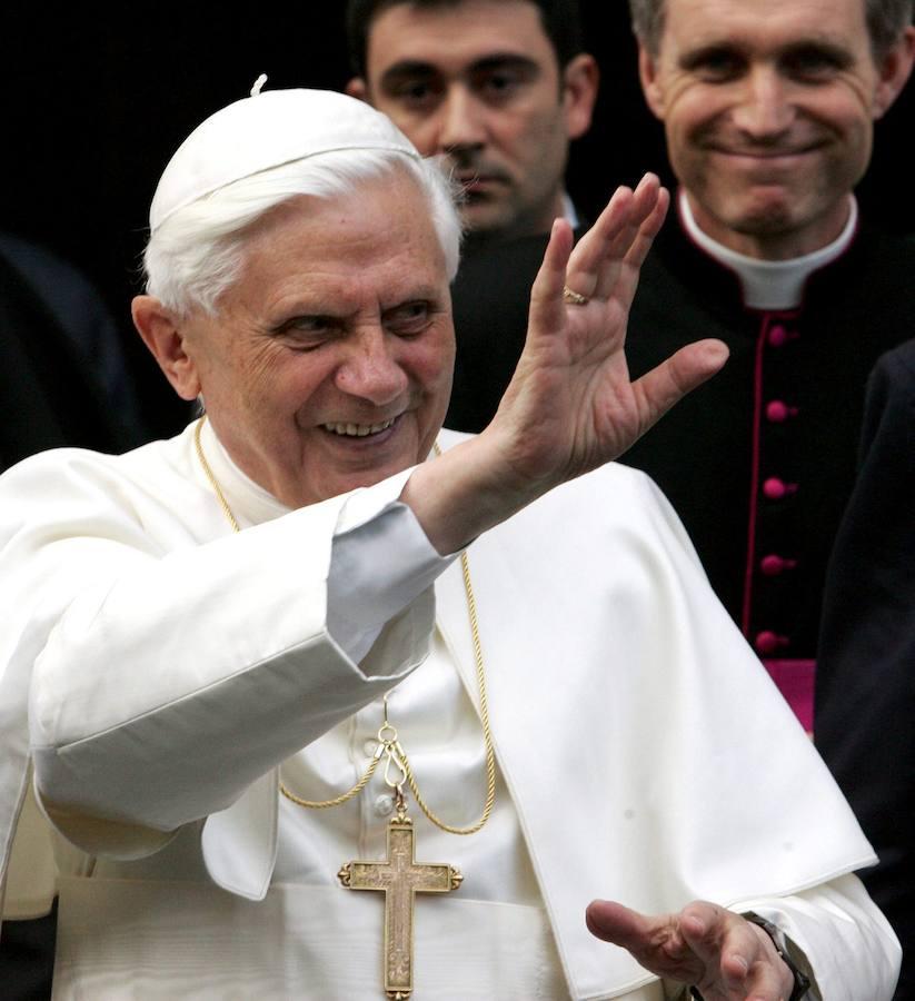 El papa Benedicto XVI, el alemán Joseph Ratzinger, saluda a su regreso al Vaticano tras visitar la que fue su casa en la plaza Citta Leonina de Roma. La ceremonia de entronización e inicio del pontificado de Benedicto XVI se celebraró el domingo 24 de abril de 2005. 