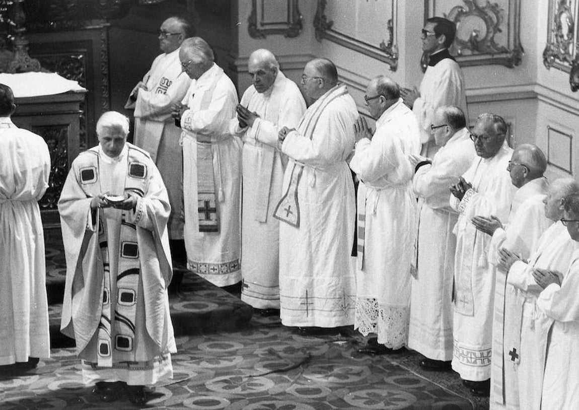 Benedicto XVI, Joseph Aloisius Ratzinger, en un acto religioso en su etapa como Cardenal en 1976. 