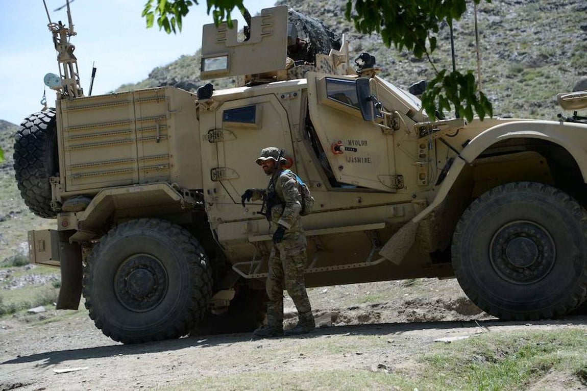 Los vehículos estadounidenses patrullan cerca del lugar de la explosión. 