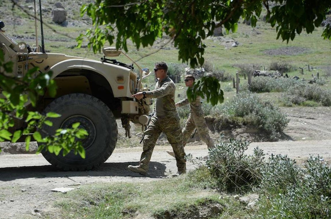 Los soldados estadounidenses se han desplegado en el lugar de la explosión para asegurarlo y cerciorarse del devenir del ataque. 