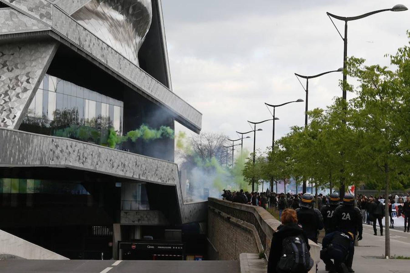 Los agentes toman posiciones cerca de la Philharmonie de Paris. 