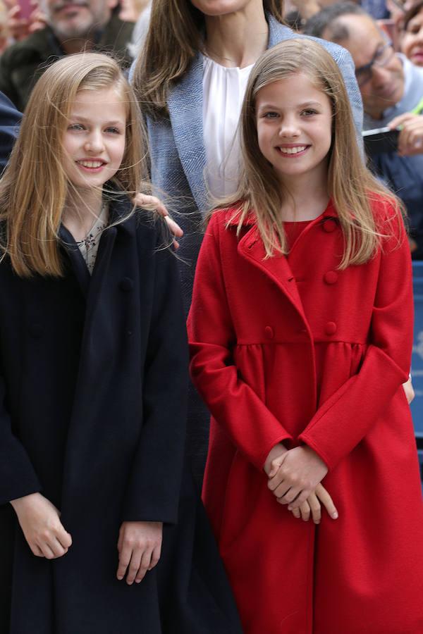 Los Reyes y sus hijas, junto con Doña Sofía, han asistido este domingo a la Misa de Resurrección celebrada al mediodía en la Catedral de Palma.. 