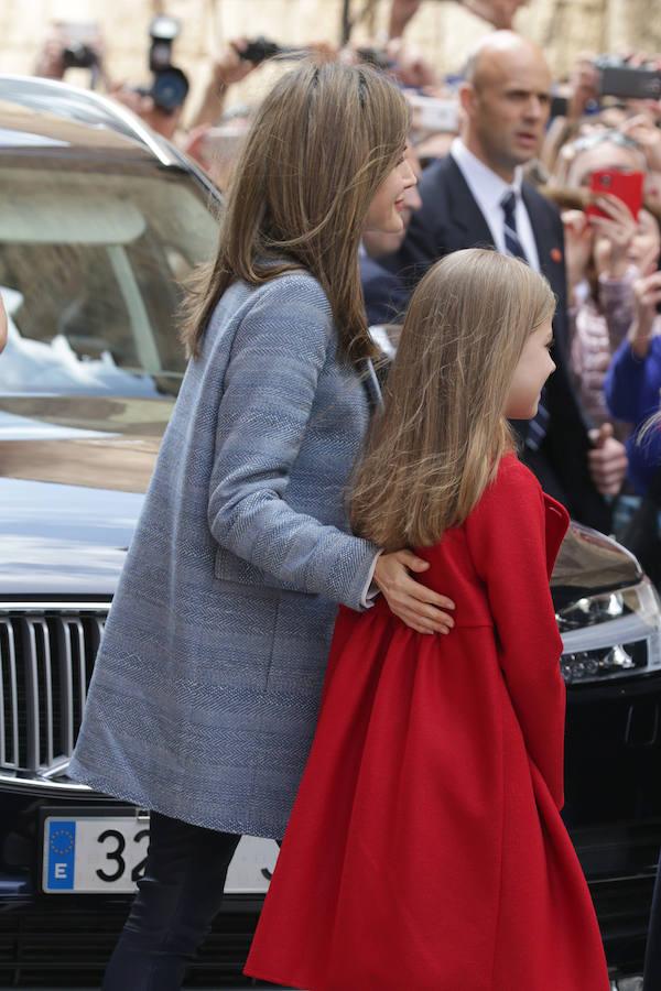 Los Reyes y sus hijas, junto con Doña Sofía, han asistido este domingo a la Misa de Resurrección celebrada al mediodía en la Catedral de Palma.. 