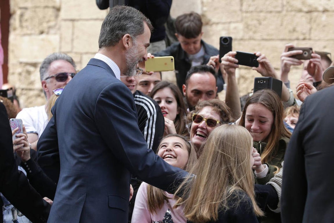 Los Reyes y sus hijas, junto con Doña Sofía, han asistido este domingo a la Misa de Resurrección celebrada al mediodía en la Catedral de Palma.. 