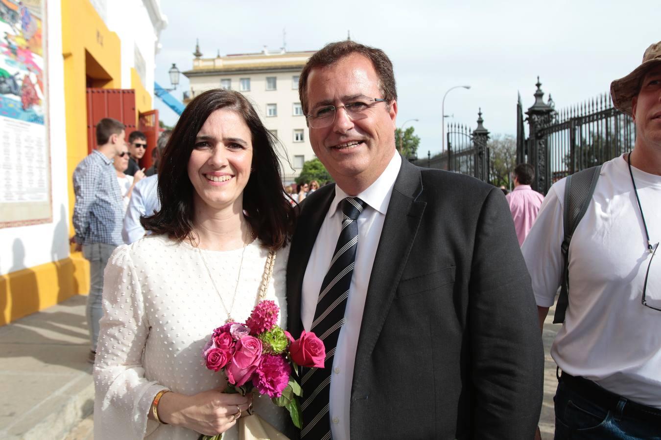 El delegado de Fiestas Mayores del Ayuntamiento de Sevilla, Juan Carlos Cabrera, y su mujer