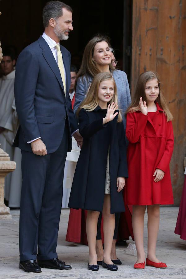 Los Reyes y sus hijas, junto con Doña Sofía, han asistido este domingo a la Misa de Resurrección celebrada al mediodía en la Catedral de Palma.. 
