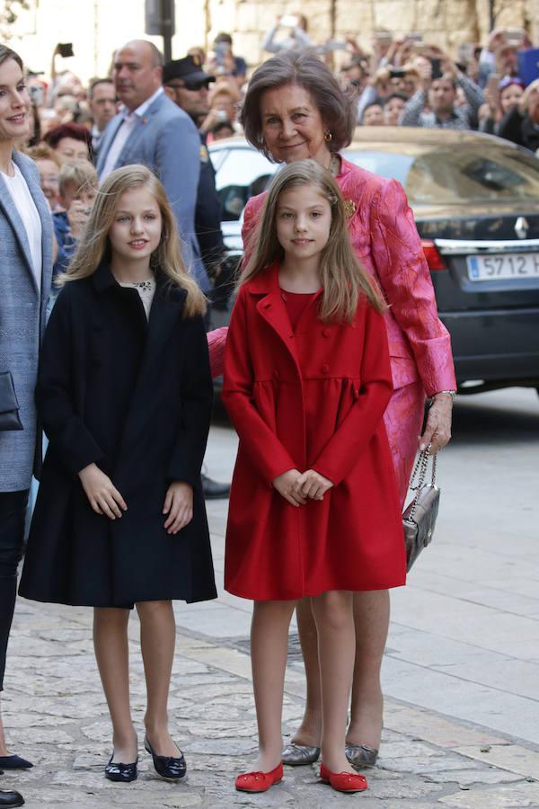 Los Reyes y sus hijas, junto con Doña Sofía, han asistido este domingo a la Misa de Resurrección celebrada al mediodía en la Catedral de Palma. 