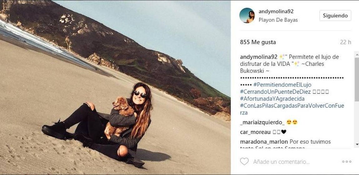 Andrea Molina. La hija de Lidia Bosch y Micky Molina disfruta de las playas asturianas a pesar de que las bajas temperaturas le impiden, de momento, ponerse el bañador