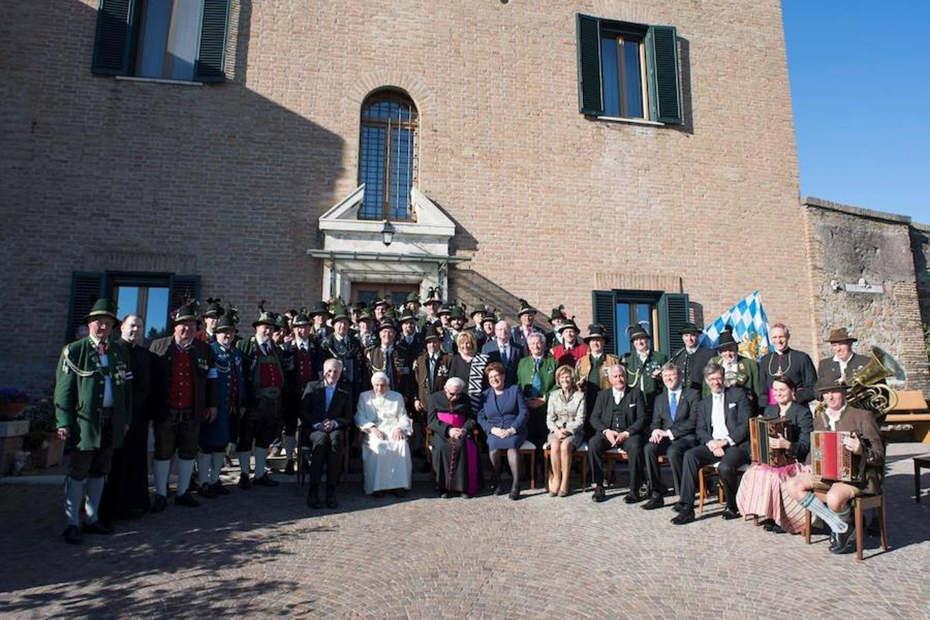 El Papa Benedicto XVI (c) posando junto a una delegación bavariana con motivo de la celebración de su 90º cumpleaños durante una ceremonia en el monasterio Mater Ecclesiae en el Vaticano. 