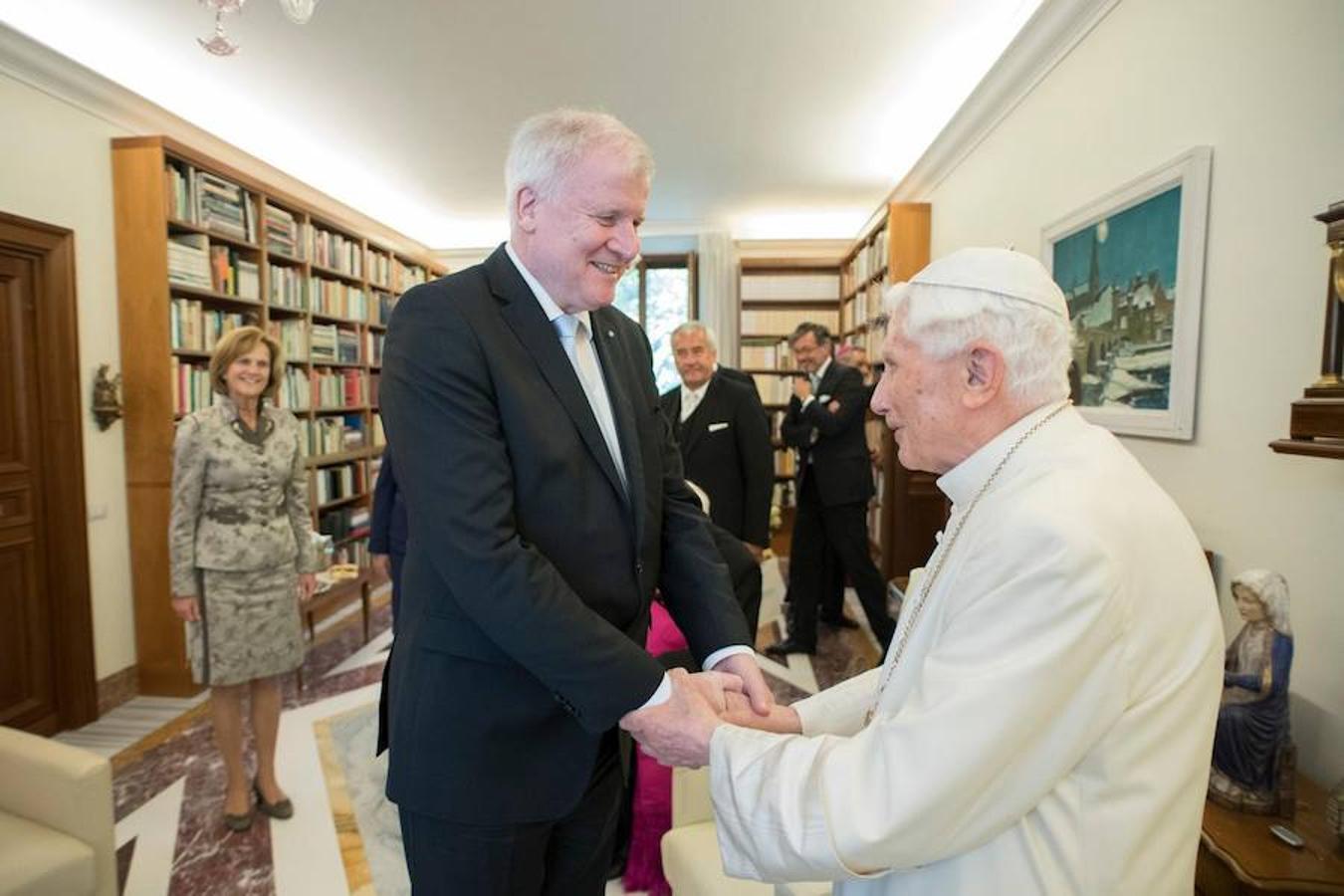 El Papa Benedicto XVI (c) recibiendo una cesta con regalos del primer ministro de Baviera, Horst Lorenz Seehofer (c), con motivo de la celebración de su 90º cumpleaños durante una ceremonia en el monasterio Mater Ecclesiae en el Vaticano. 