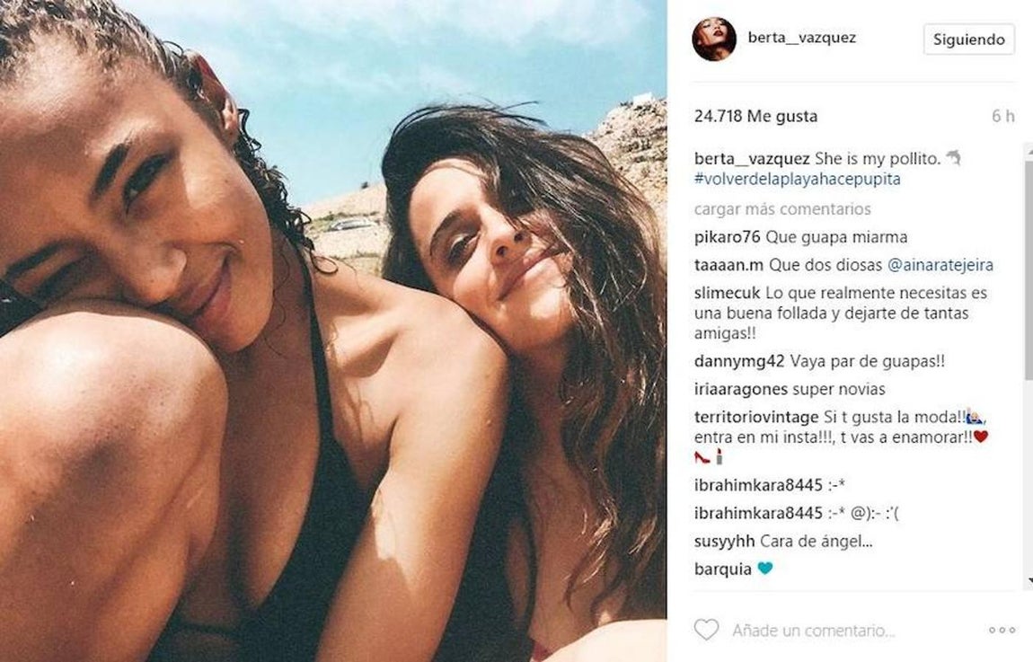 Berta Vázquez. Por otro lado, la exnovia del actor, ha disfrutado de su reciente soltería junto a una amiga en la playa