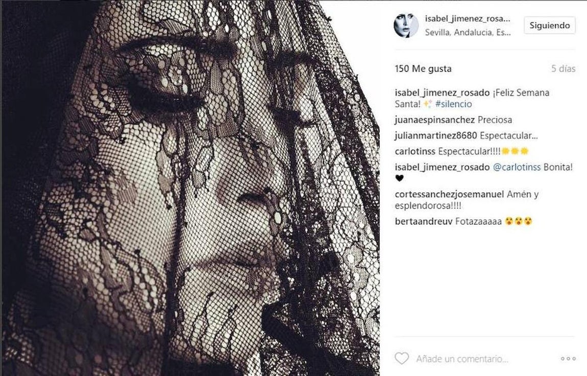 Isabel Jiménez. Muy devota de la Semana Santa, ha viajado hasta Sevilla para vivir con especial pasión estos días