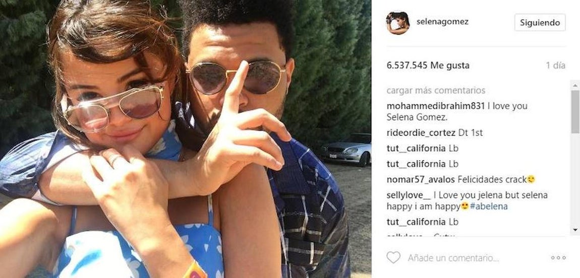 Selena Gómez. La cantante subió la primera foto junto a su pareja, The Wheeknd, muy acaramelados en Coachella, el famoso festival de música californiano