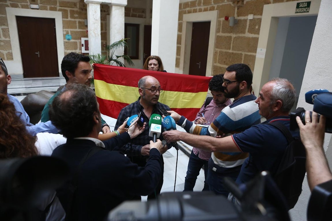 Galería de fotos: protestas a concejal abertzale en acto municipal Cádiz