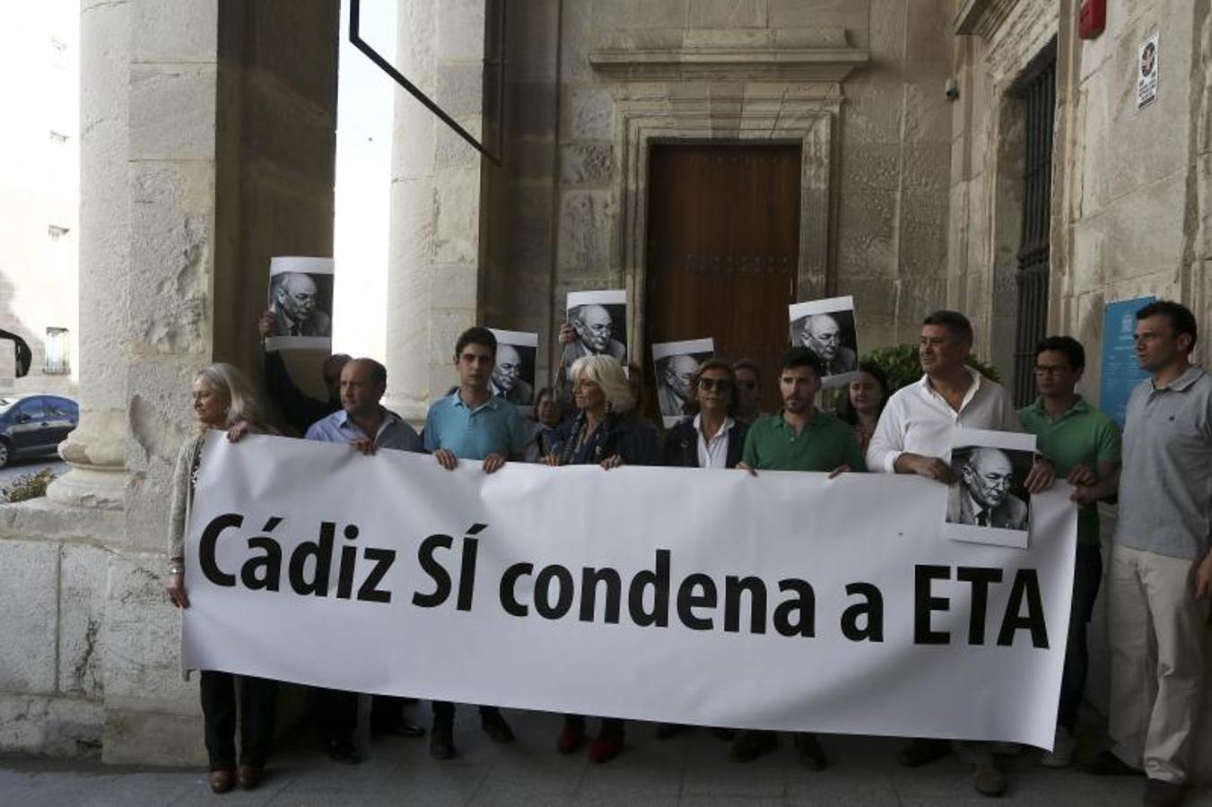 Galería de fotos: protestas a concejal abertzale en acto municipal Cádiz