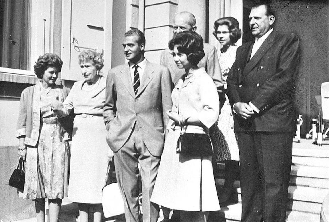 Una imagen del anuncio del compromiso matrimonial de Don Juan Carlos y Doña Sofía en Lausanne, Suiza, en la que aparecen con la Reina Victoria Eugenia, Juan III, María de las Mercedes y los Reyes Pablo y Federica de Grecia acompañados por la Princesa Irene. 