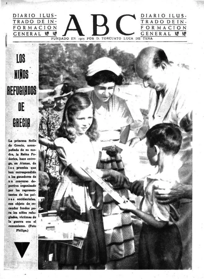 Portada de ABC en la que aparecen la princesa Sofía de Grecia, acompañada de su madre, haciendo entrega, en Atenas, de los premios a los ganadores de un concurso deportivo, con objeto de recaudar fondos para los niños refugiados, víctimas de la guerra con el comunismo