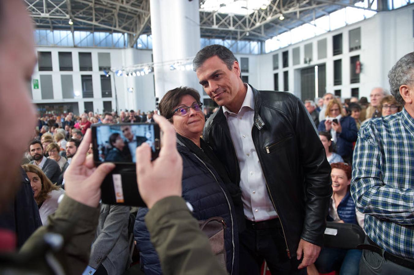 Los tres candidatos a las primarias del PSOE coinciden en el acto de homenaje a Carme Chacón