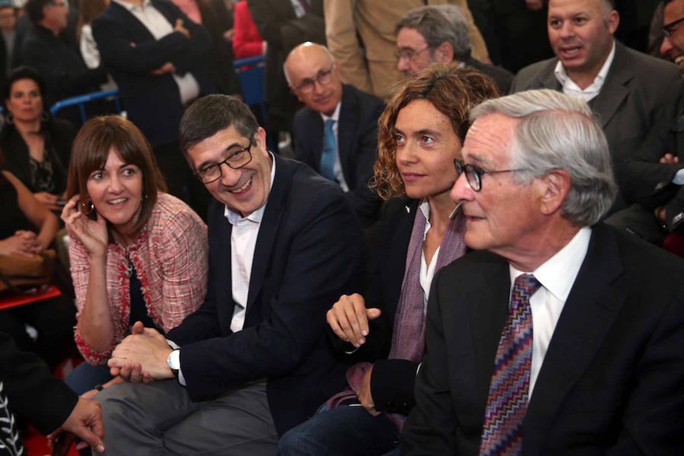 Patxi López, junto a Idoia Mendia, Meritxell Batet y Xavier Trias, en el homenaje a Carme Chacón