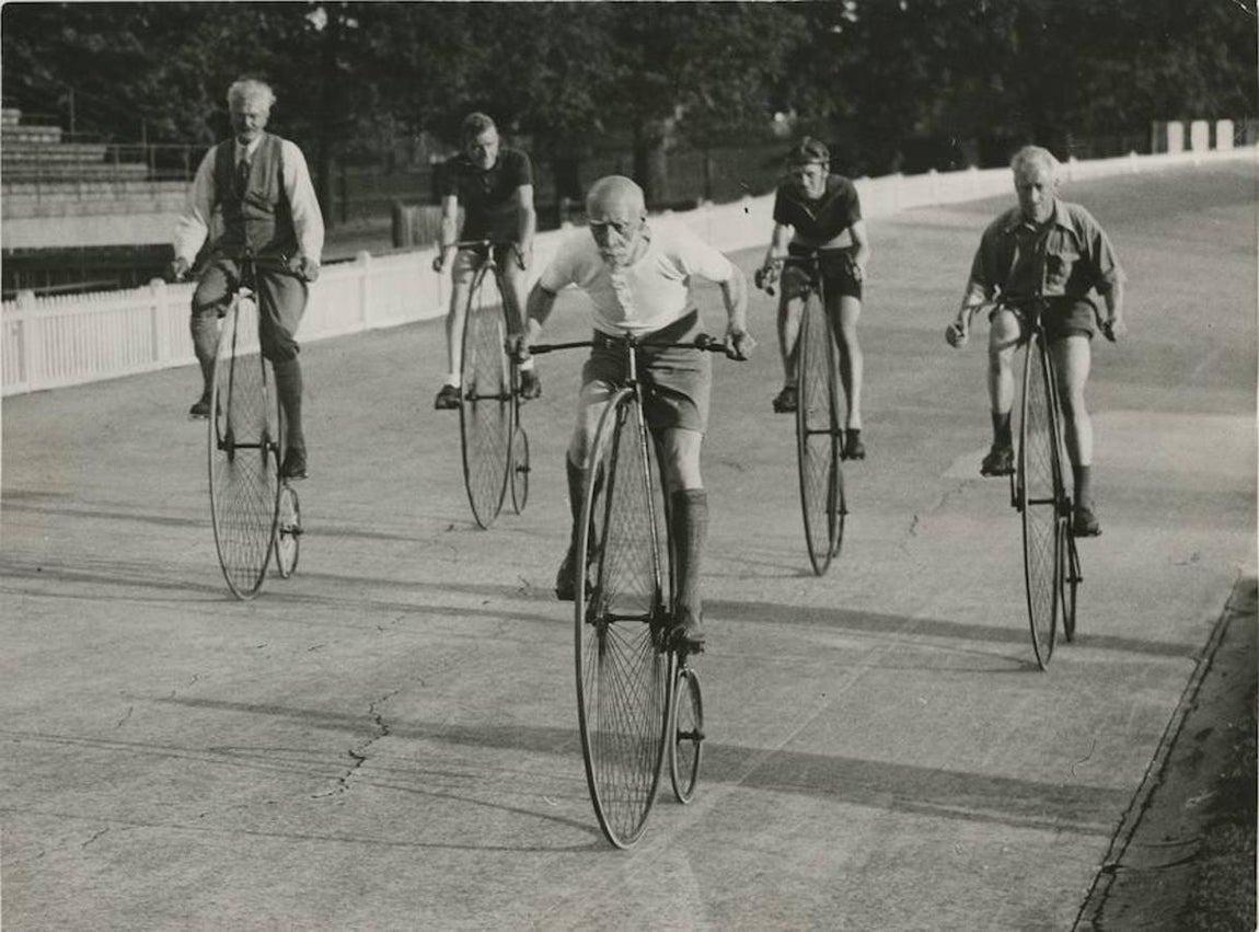 Londres, septiembre de 1935. En una carrera ciclista celebrada recientemente, tomó parte y realizó una lucida actuación, el equipo que capitaneaba el famoso deportista Hill de setenta y ocho años. No eran mucho más jóvenes sus compañeros de equipo, ni tampoco las bicicletas que utilizaron. 