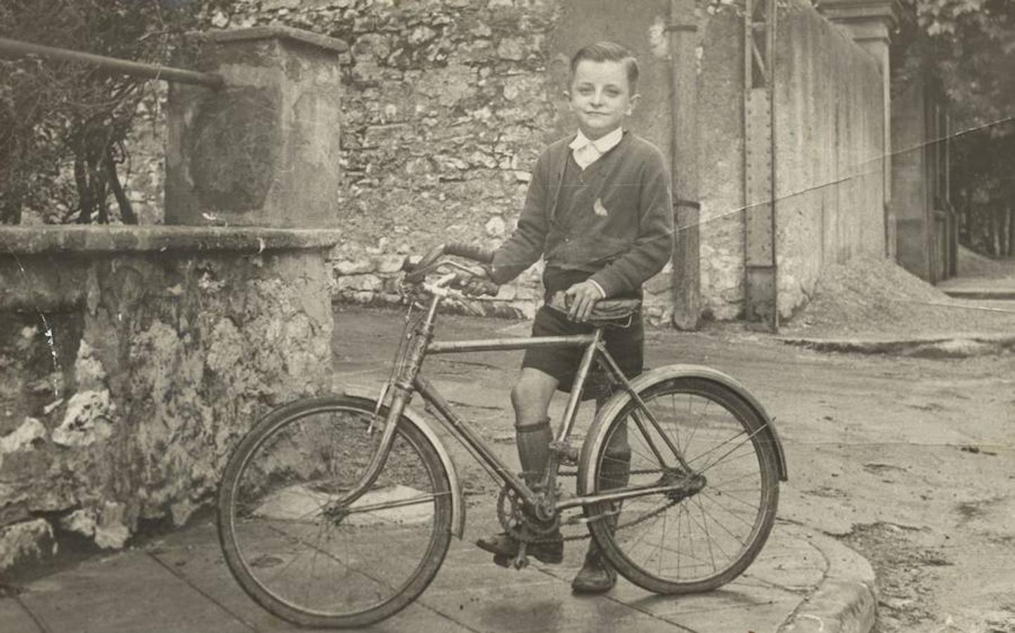 Arzak sostiene, muy orgulloso, su bicicleta, regalo por su séptimo cumpleaños en 1949. 