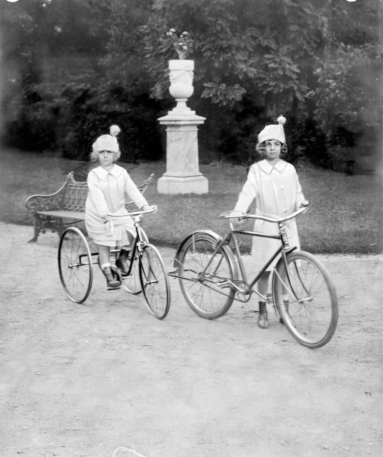 En los jardines de palacio, las infantas Doña Beatriz y Doña Cristina durante uno de sus paseos por el campo del moro en 1916.. 