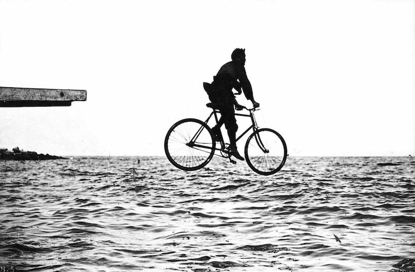 Junio de 1913. Un bañista ciclista lanzándose al mar en su bicicleta para tomar un baño. 