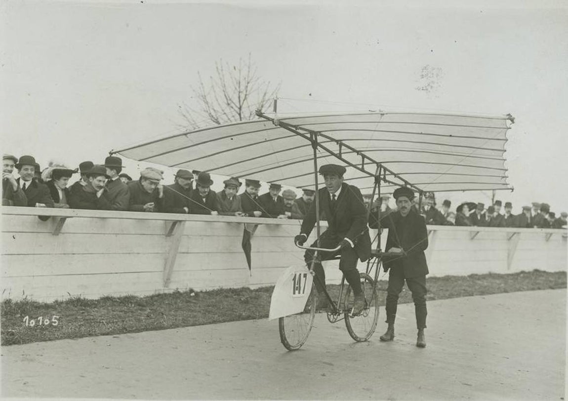 París (Francia), noviembre de 1912. Concurso de bicicletas voladoras. Aviette pilotado por el antiguo campeón Jacquelín en el Parque de los Príncipes. 