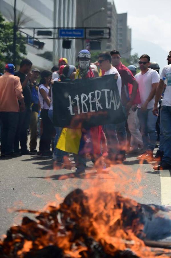 Manifestantes queman una efigie del presidente Nicolás Maduro durante una protesta en el lado este de Caracas el 19 de abril de 2017. Venezuela