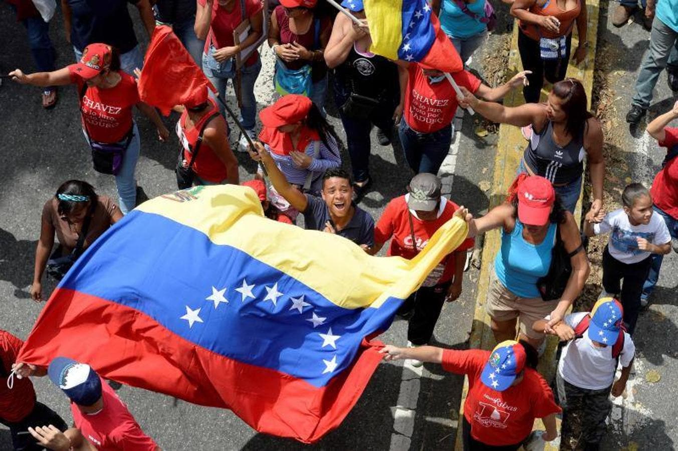 Fotografía aérea de un grupo de manifestantes en Caracas, donde chavistas y opositores miden sus fuerzas