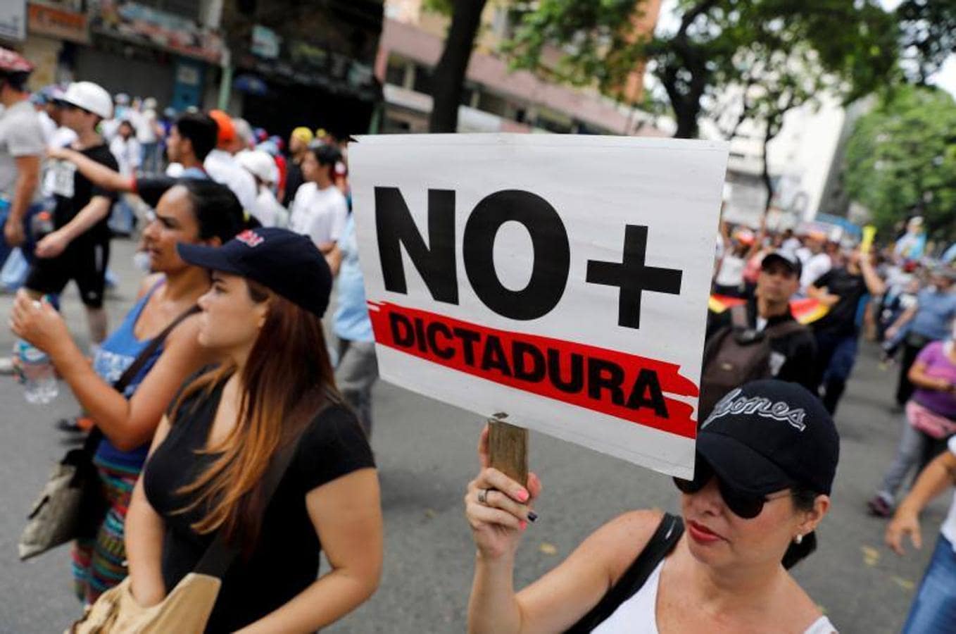 Los manifestantes se reúnen durante la llamada «madre de todas las marchas» con un letrero que dice «No más dictadura» 